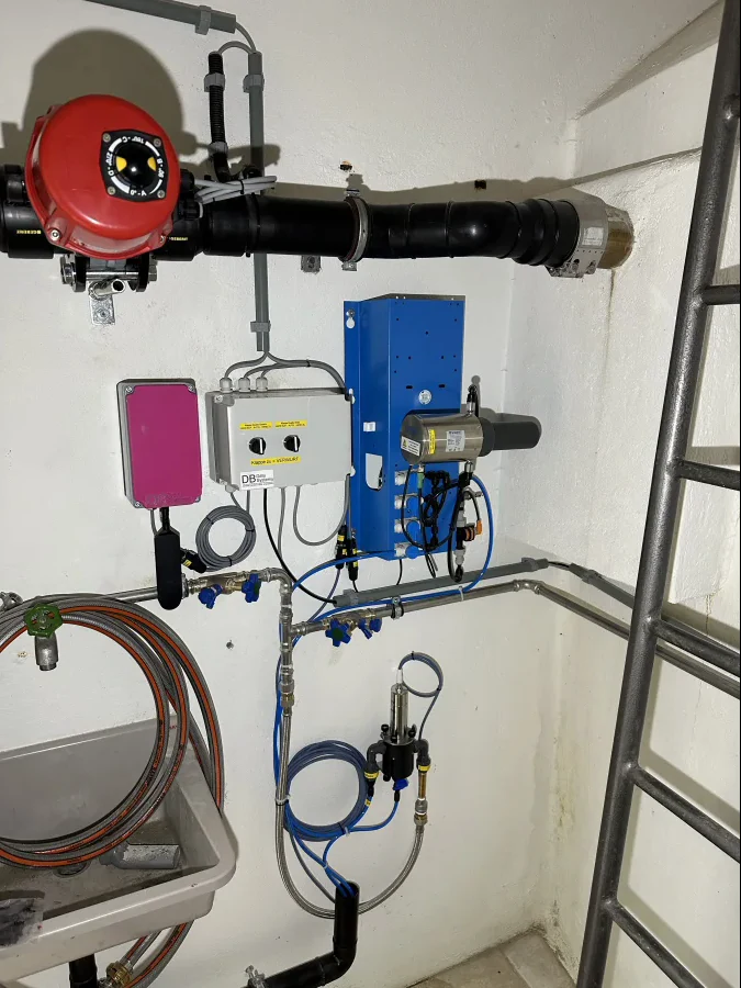 Installierte DBDS-Messtechnik mit Sensoren, Armaturen und Datenübertragung an einer Wasserleitung