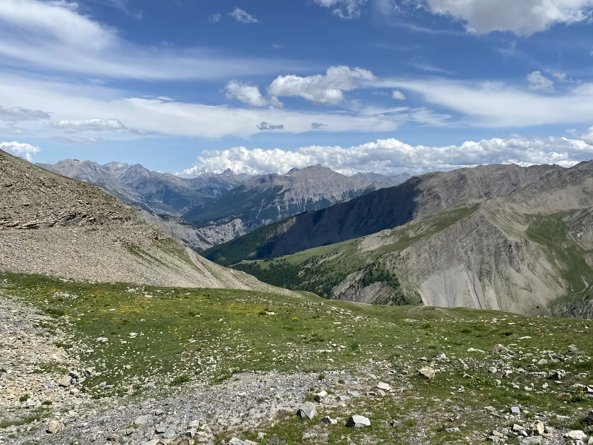 Alpines Bergtal in der Schweiz, sinnbildlich für entfernte Standorte