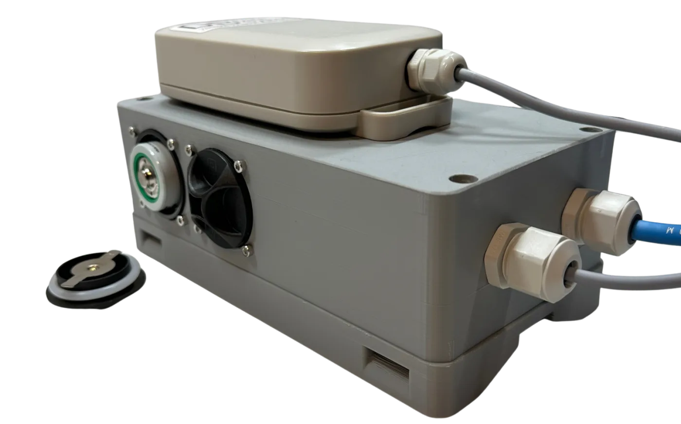 DBDS-s mit Batteriefach und angeschlossenen Leitungen