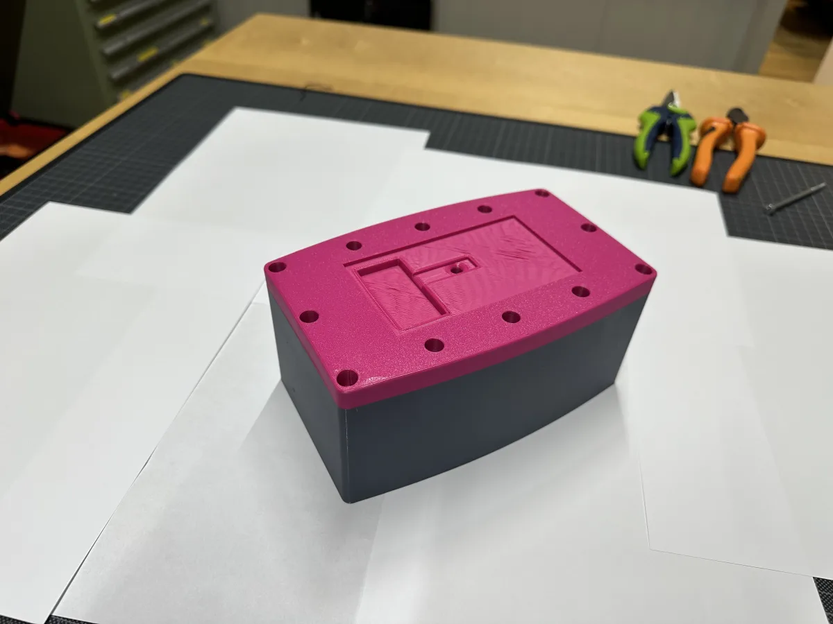 Magenta-schwarzes DBDS-Gehäuse in der Werkstatt
