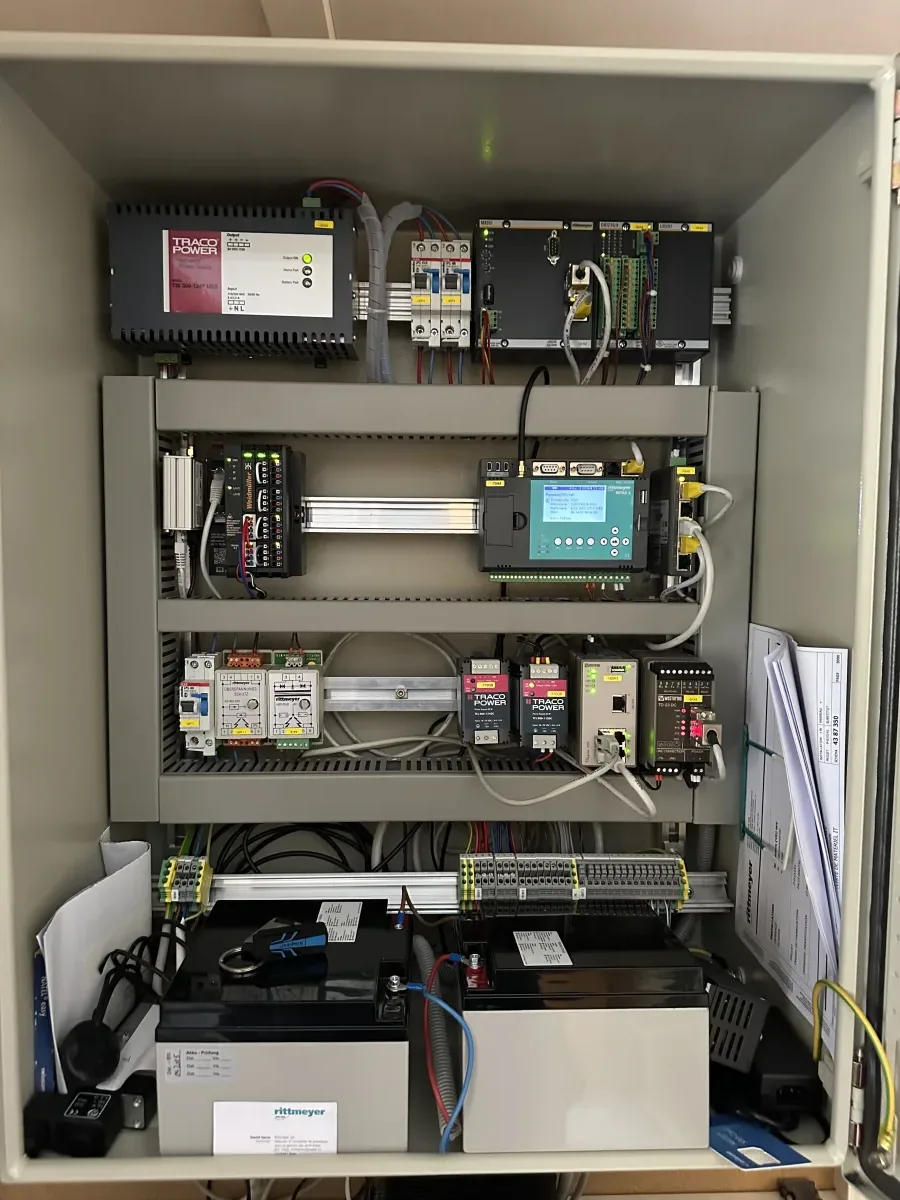 Schaltschrank mit DBDS-Technik, Schnittstellen und Energieversorgung